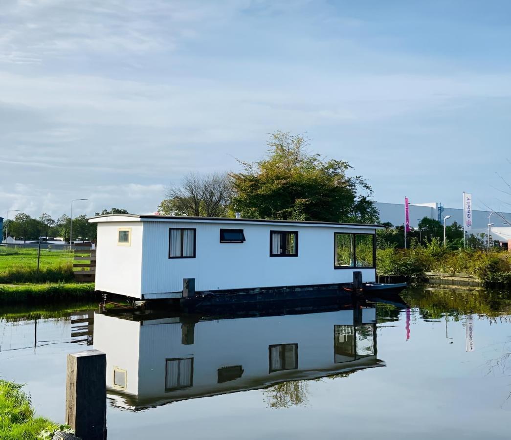 Woonboot In Sumar Gelegen Tussen Leeuwarden En Drachten Suameer Екстериор снимка