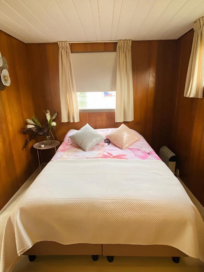 Woonboot In Sumar Gelegen Tussen Leeuwarden En Drachten Suameer Екстериор снимка
