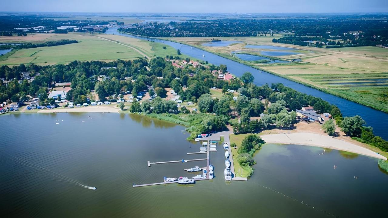Woonboot In Sumar Gelegen Tussen Leeuwarden En Drachten Suameer Екстериор снимка
