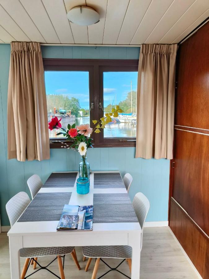 Woonboot In Sumar Gelegen Tussen Leeuwarden En Drachten Suameer Екстериор снимка